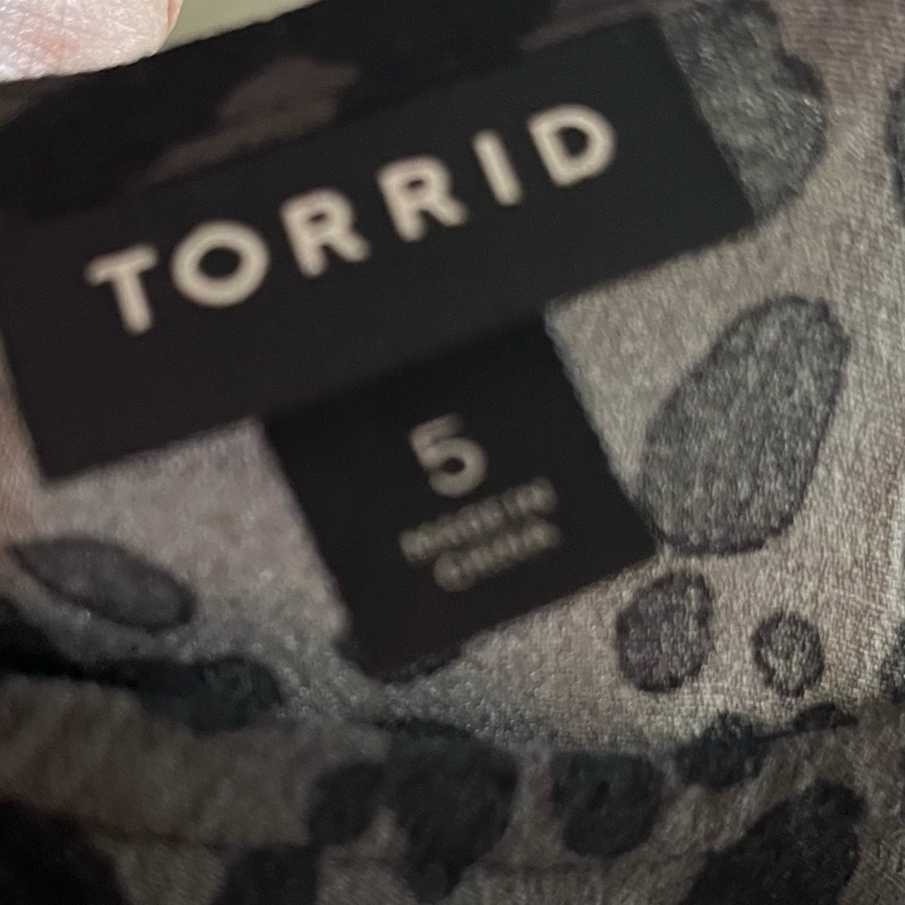 Torrid Leopard Print Ruched Sleeve Crepe Keyhole Back Blouse Size 5X - Picture 10 of 11